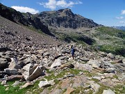 39 Dopo vallone pietroso ecco il lungo ghiaione pietroso per scendere al Lago dei Curiosi